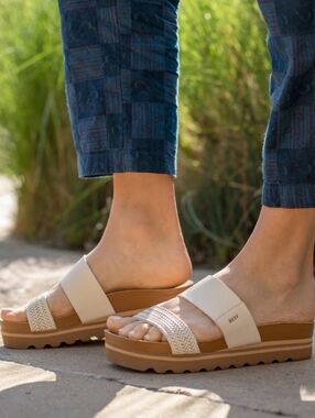 REEF Cushion Vista Hi Sandals